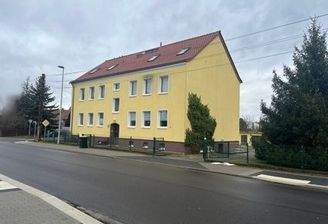 Straßenseitige Schrägansicht