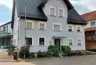 die vordere Hausansicht