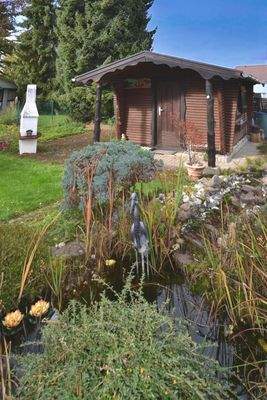 Gartenhütte und Teich