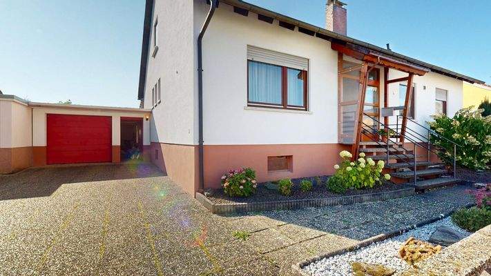 Garage und Stellplatz