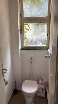Kompaktes WC mit Fenster