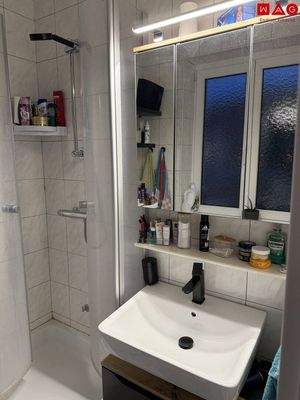 Bad mit Dusche und Fenster