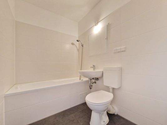 Bad mit Badewanne - Musterfoto