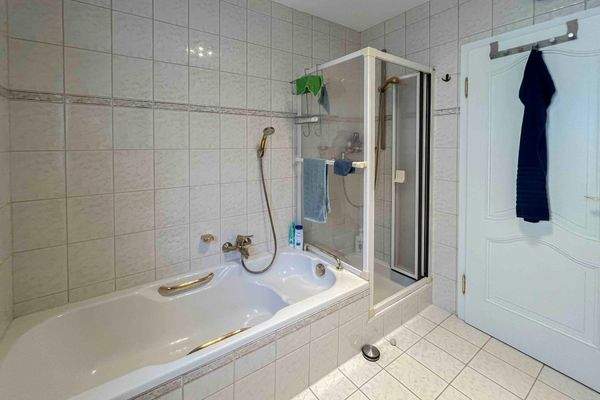 Badewanne und Dusche