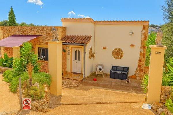 Rückfassade mit Haupteingang