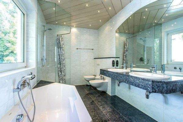 3 Bad (gross) Ansicht (2).jpg