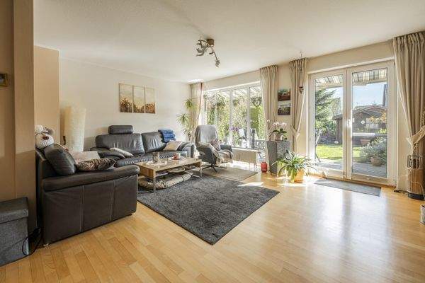 viel Licht durch die großzügige Fensterfront