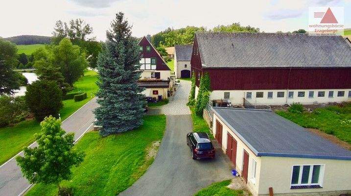 Giebelseite mit Scheune und Garage