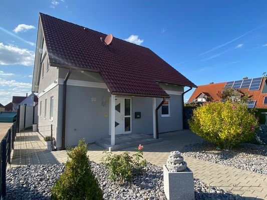 Einfamilienhaus mit Garage und Carport