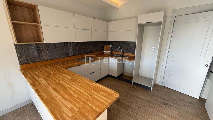 Panoramic Views Apartments in a Complex with a Pool in İzmir