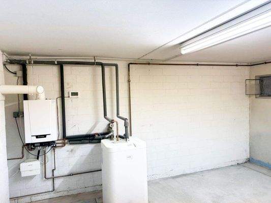 Heizungskeller mit effizienter Gas-Brennwert-Therm