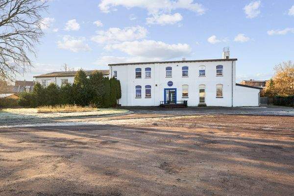 Gebäudeansicht & Parkflächenansicht