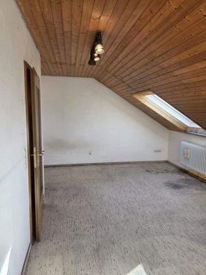 Geräumiges Wohn-/Schlafzimmer im Dachgeschoss
