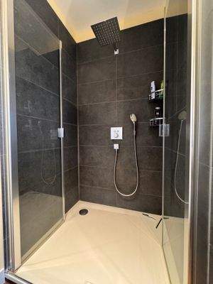 ...mit Dusche und Badewanne