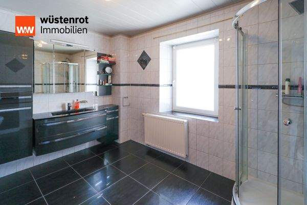 Badezimmer mit Dusche