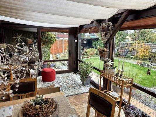 Wintergarten mit Blick in den Garten