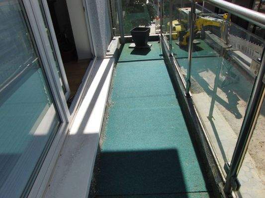 Vorder-Balkon zur Strasse