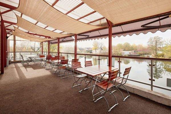 Große Außenterrasse direkt am Wasser