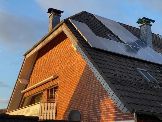 Hier Außenansicht der Wohnung mit Solaranlage.