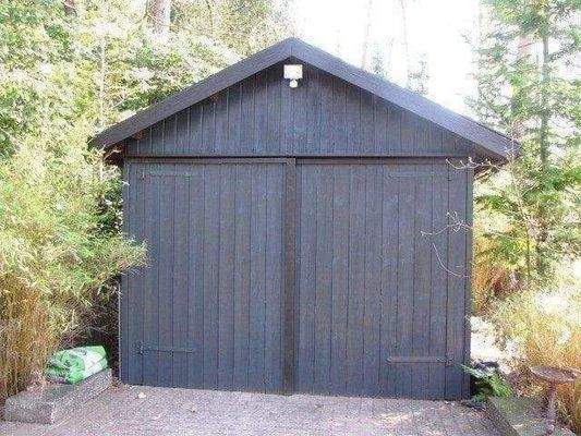 großer Schuppen hinter dem Haus