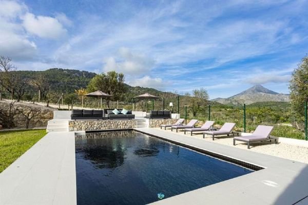 Moderne Villa mit Pool und Garten in  Es Capdella 
