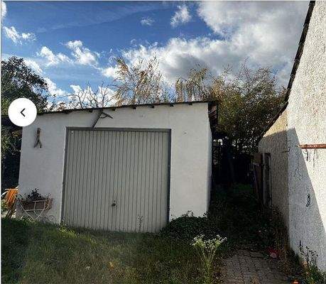 Garage hinter dem Haus