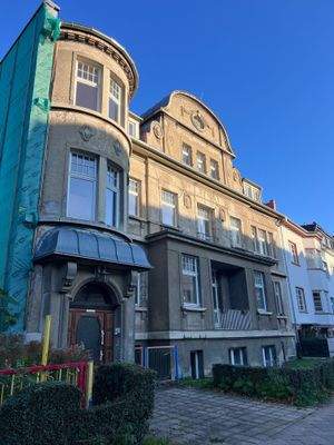 Vorderansicht Villa vor Kita-Neubau