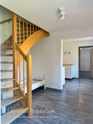 Treppe ins Dachgeschoss, Blick in Küche und Bad.j