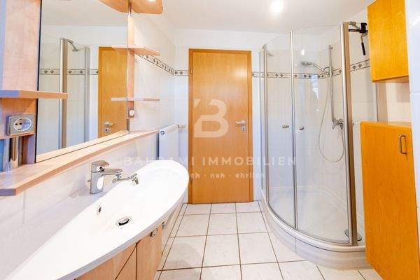 Badezimmer mit Dusche