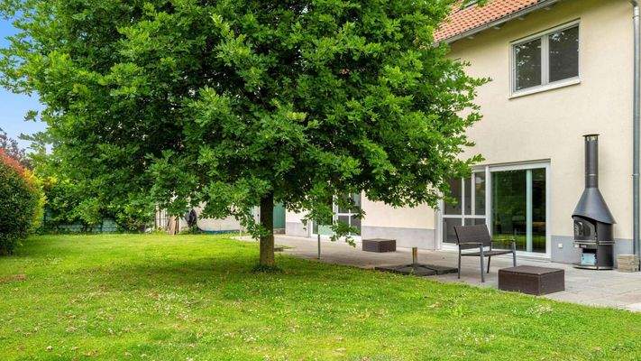 Großzügige Rasenfläche: vielseitig nutzbar als Spielwiese oder für kreative Gartengestaltung