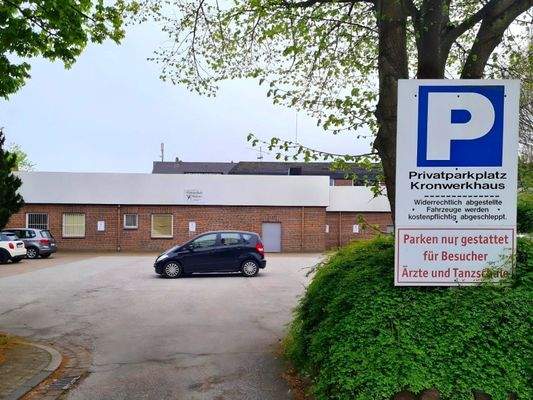 Parkplatz mit Hinweisschild