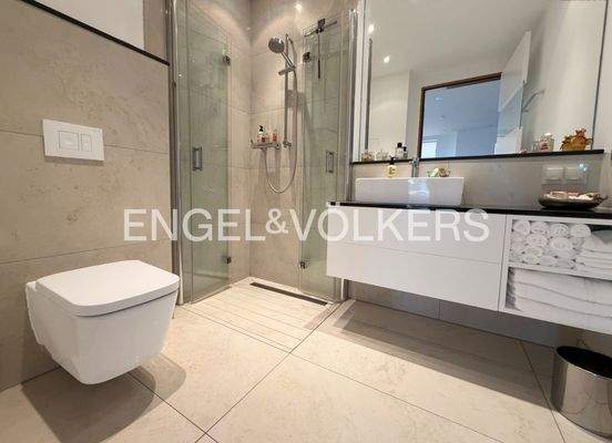 Gästebad mit bodenebener Dusche