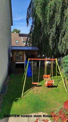 Spielhaus und Schaukel