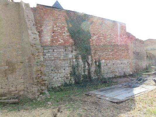 Mauer zum Nachbar rechts