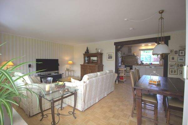 Wohnzimmer mit Blick in die Küche