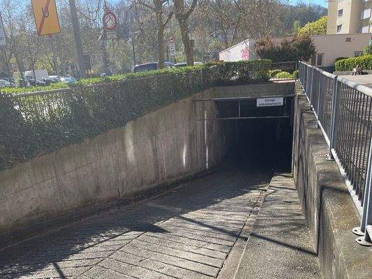 Tiefgarageneinfahrt