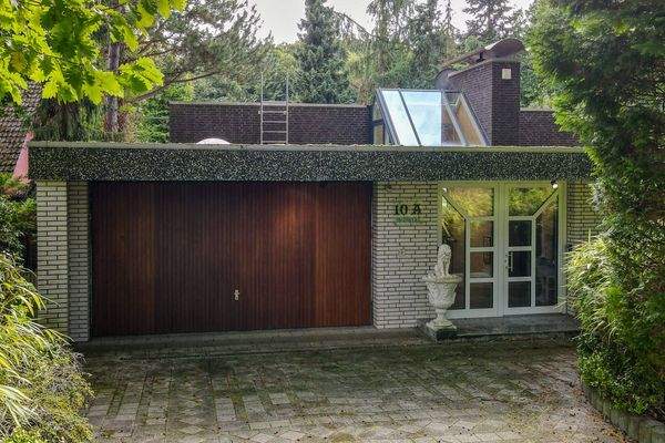 Eingangsseite mit Doppelgarage