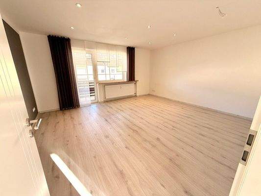 Wohnzimmer mit Zugang zum Balkon