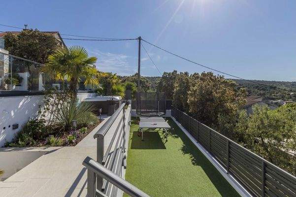 Außenbereich mit Grünanlagen