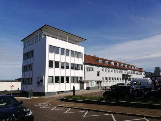 Verwaltungsgebäude mit Turm