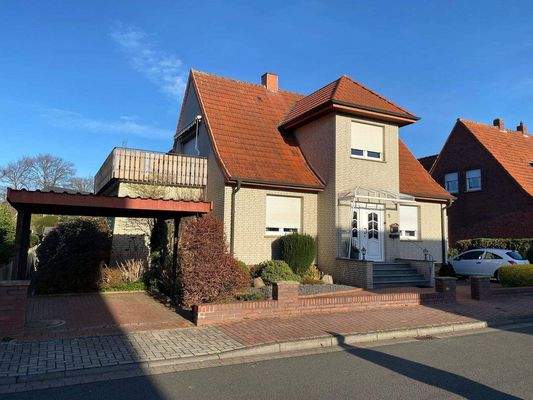 Frontansicht mit Eingangsbereich und Carport