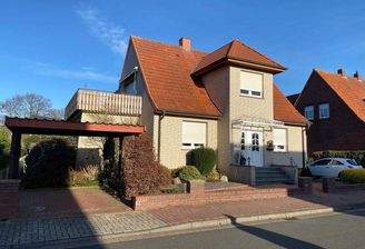 Frontansicht mit Eingangsbereich und Carport