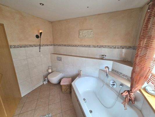 Bad mit Wanne, Dusche u. WC 1. OG