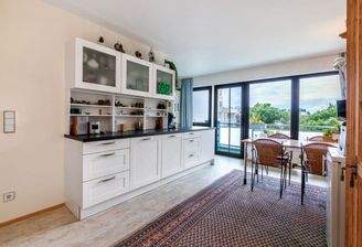 offene Küche mit Zugang zum Balkon