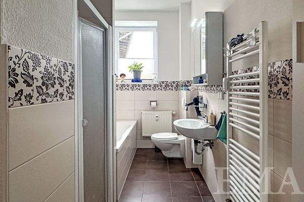 Bad mit Dusche und Badewanne Wohneinheit