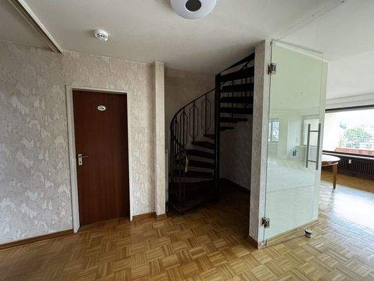 Flur mit Aufgang zur oberen Etage