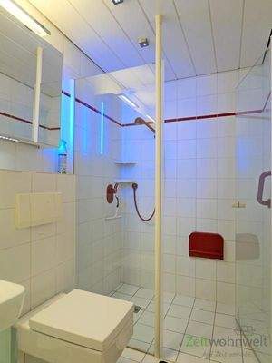 bodentiefe Dusche mit blauen LEDs