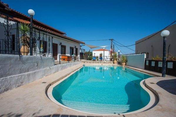 Kreta, Tavronitis: Villa mit Meerblick und 3 unabhängigen Apartments zu verkaufen