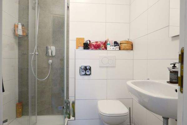 Badezimmer mit Dusche