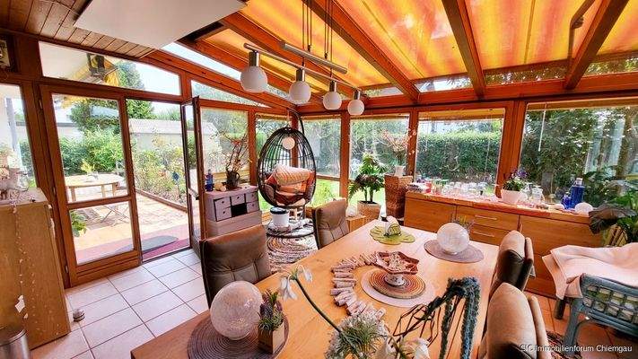 Großer Wintergarten mit Ausgang Terrasse